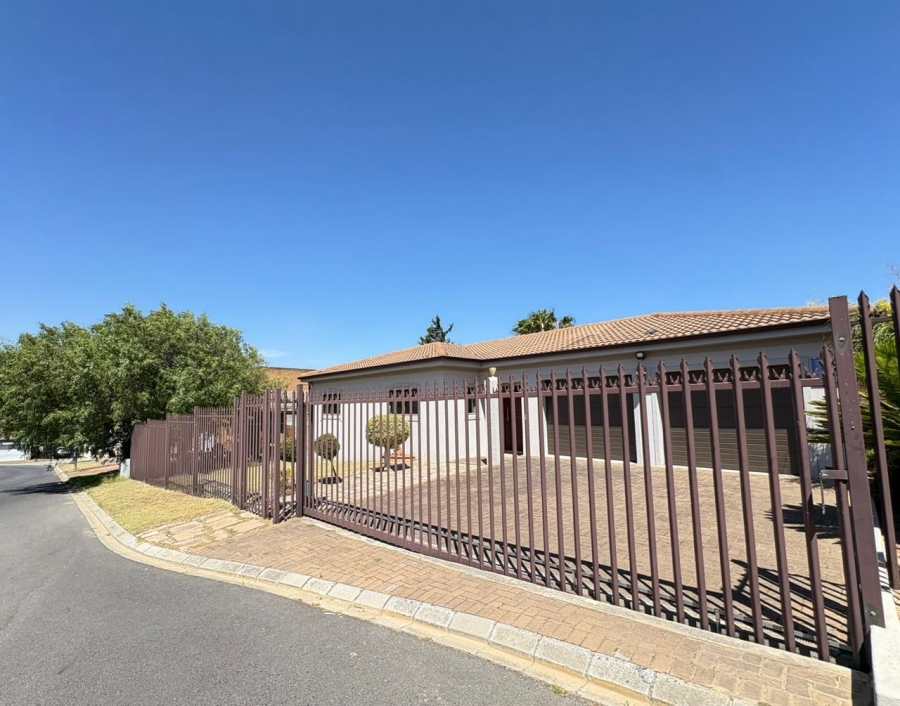 To Let 4 Bedroom Property for Rent in Uitzicht Western Cape